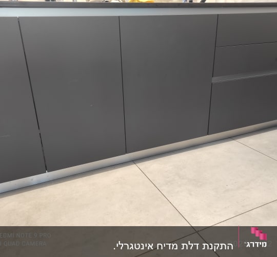 ארונות מטבח אפורים על רצפת אריחים